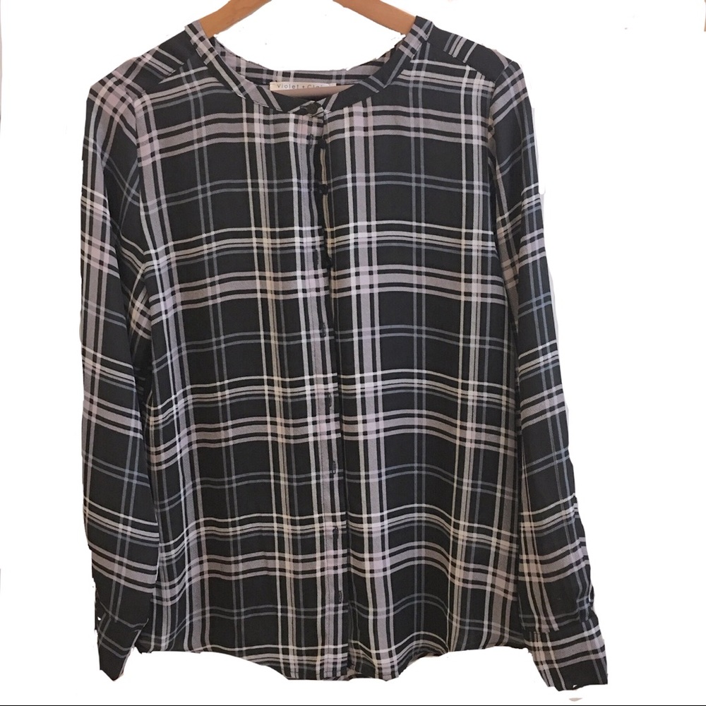 VIOLET & CLAIRE NAVY PLAID HENLEY BLOUSE size M